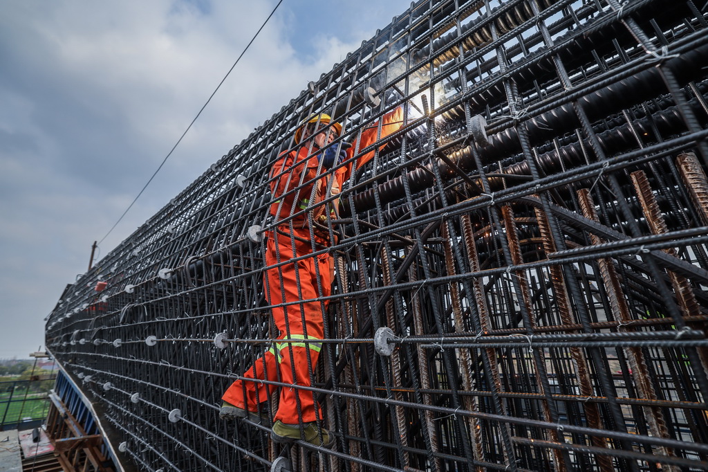 3月7日，在524國道秀洲王江涇至新塍公路工程TJ02標段，作業人員正在進行預應力蓋梁波紋管定位筋焊接作業。