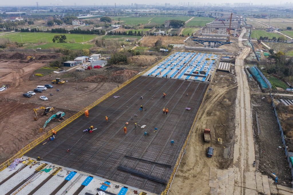 3月7日，在524國道秀洲王江涇至新塍公路工程TJ02標段，作業人員正在進行60米鋼混組合梁現澆橋面板鋼筋焊接及綁扎作業（無人機照片）。