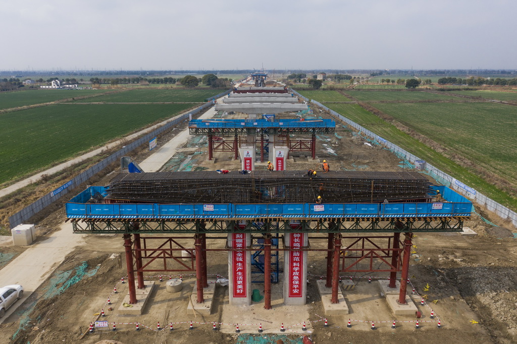 3月7日，在524國道秀洲王江涇至新塍公路工程TJ03標段，作業人員在橋墩上進行施工（無人機照片）。