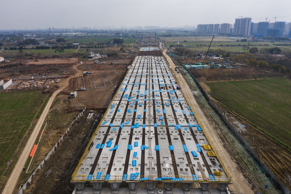 3月7日，在524國道秀洲王江涇至新塍公路工程TJ02標段，作業人員正在進行橋面施工作業（無人機照片）。