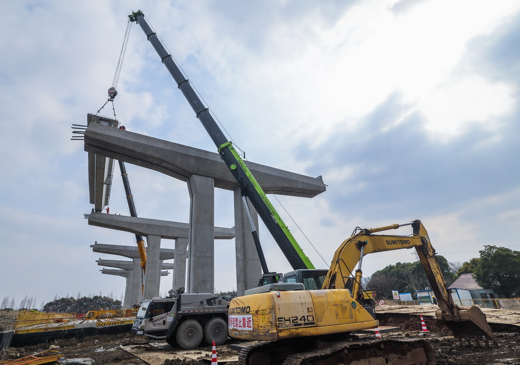3月7日，在524國道秀洲王江涇至新塍公路工程TJ02標段，作業人員配合兩臺300噸大型汽車吊，采用“雙機抬吊”的方式進行30米預制箱梁梁板安裝作業。