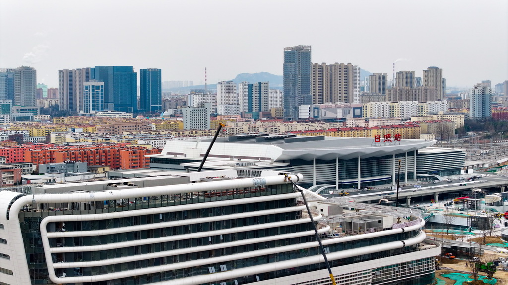 3月7日拍攝的日（照）蘭（考）高速鐵路山東日照至臨沂段日照站客運設施改造工程施工現場（無人機照片）。