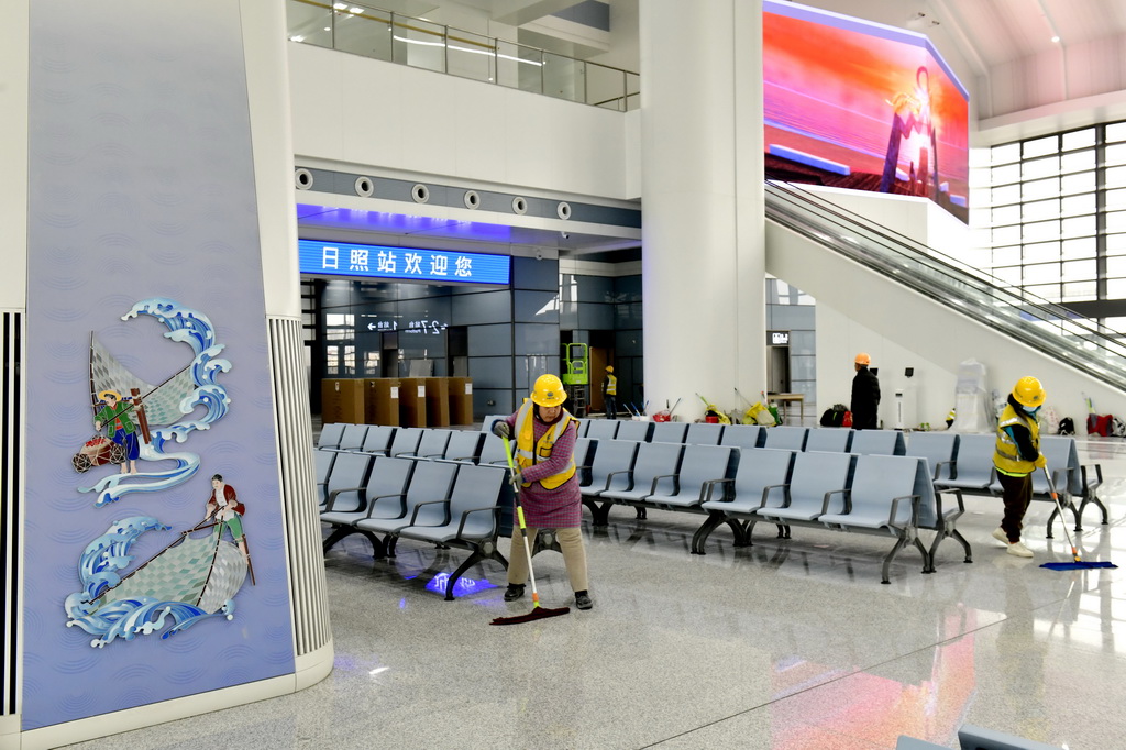 3月7日，工作人員在日照火車站候車大廳進行保潔工作。