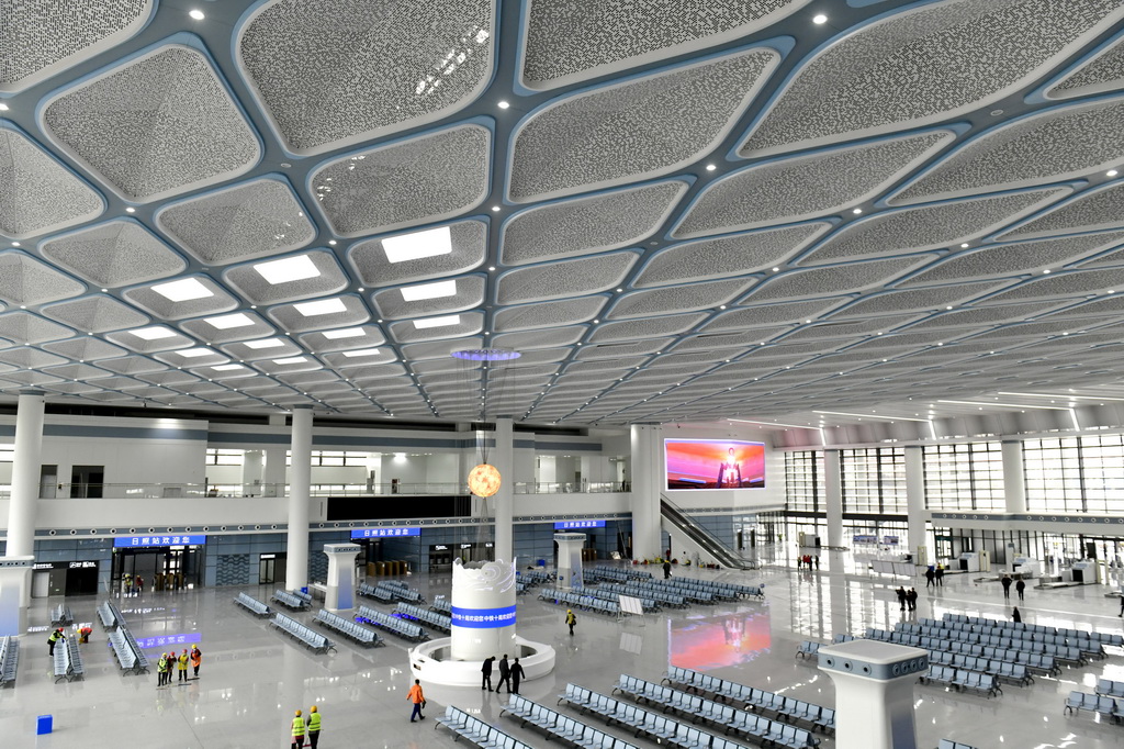 這是3月7日拍攝的日照火車站候車大廳。