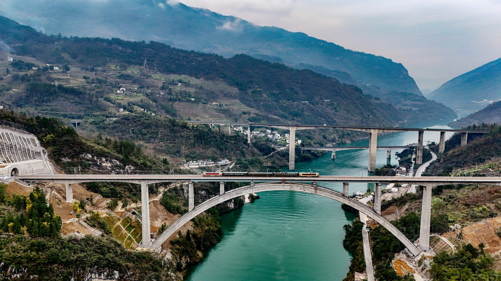 3月9日，檢測車駛過重慶武隆黃草烏江特大橋（無人機照片）。新華社發（黃繼吉攝）