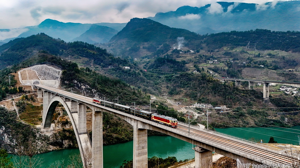 3月9日，檢測車駛過重慶武隆黃草烏江特大橋（無人機照片）。新華社發（黃繼吉攝）