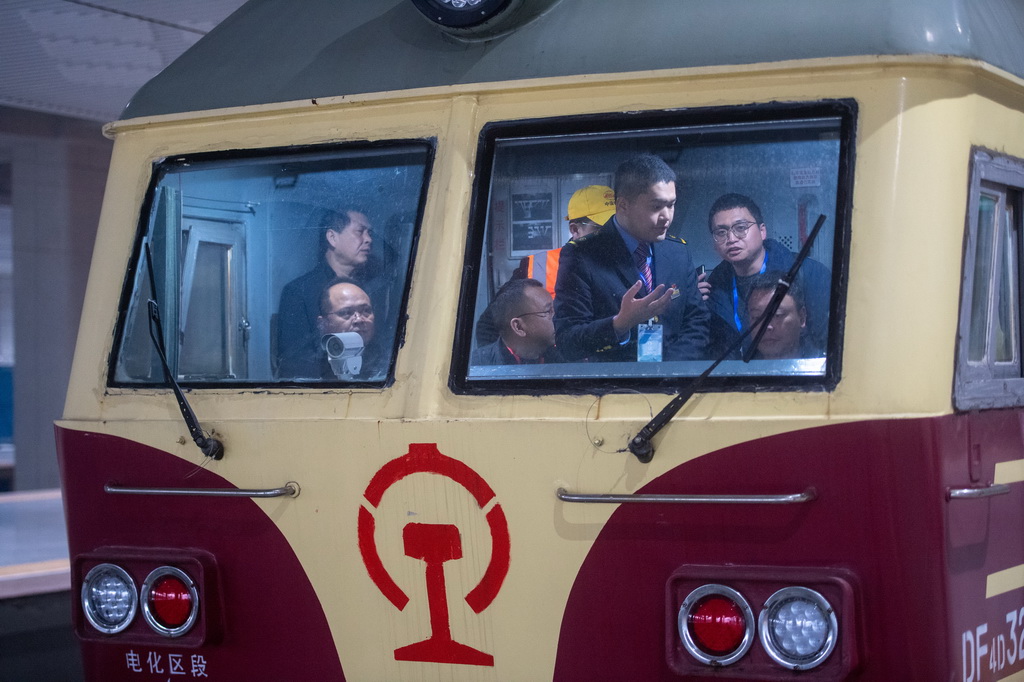 3月9日，工作人員在檢測車上交流。新華社記者 唐奕 攝