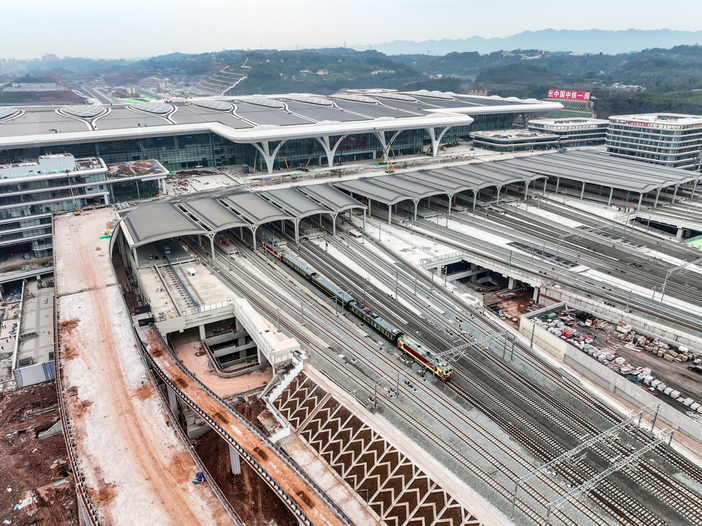 3月9日，檢測車從重慶東站駛出（無人機照片）。新華社記者 唐奕 攝