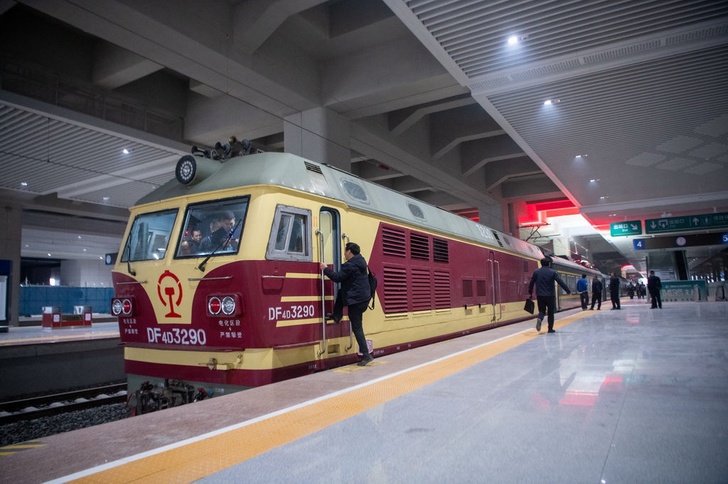 3月9日，工作人員在重慶東站登上檢測車。新華社記者 唐奕 攝