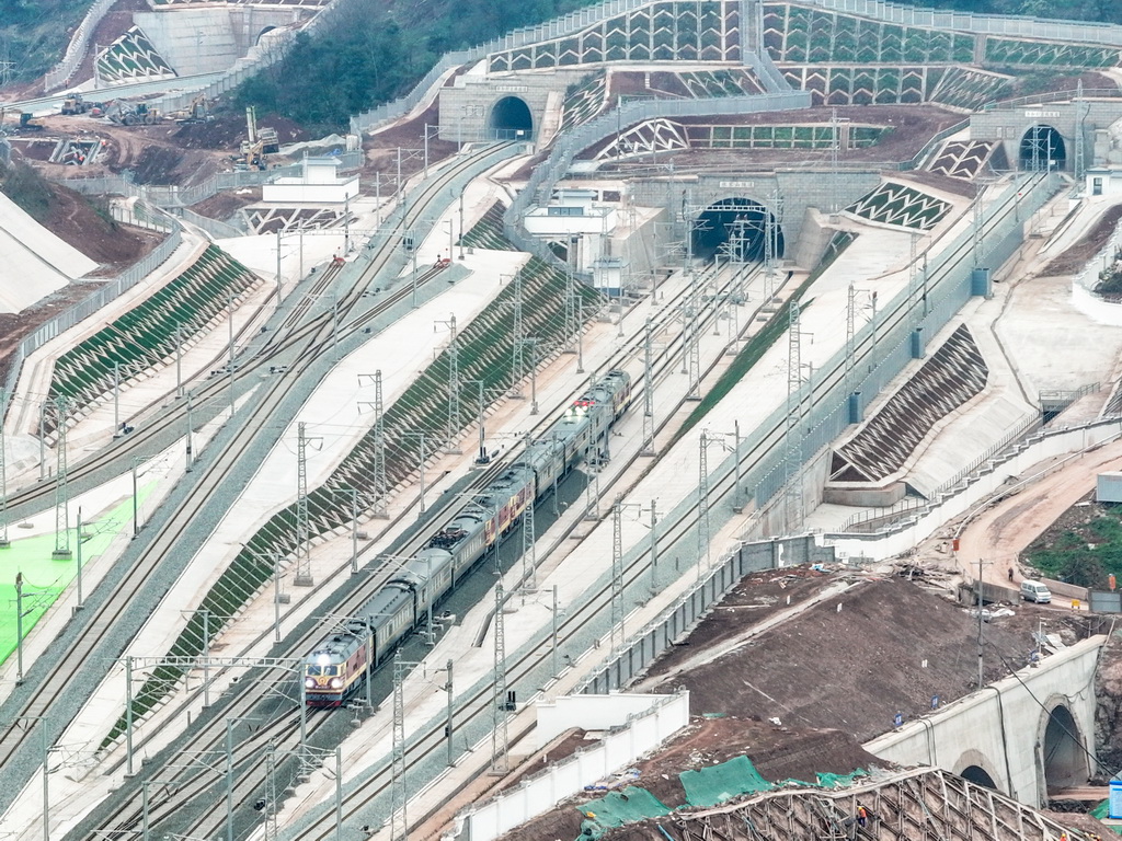 3月9日，檢測車行駛在渝廈高鐵重慶段（無人機照片）。新華社記者 唐奕 攝