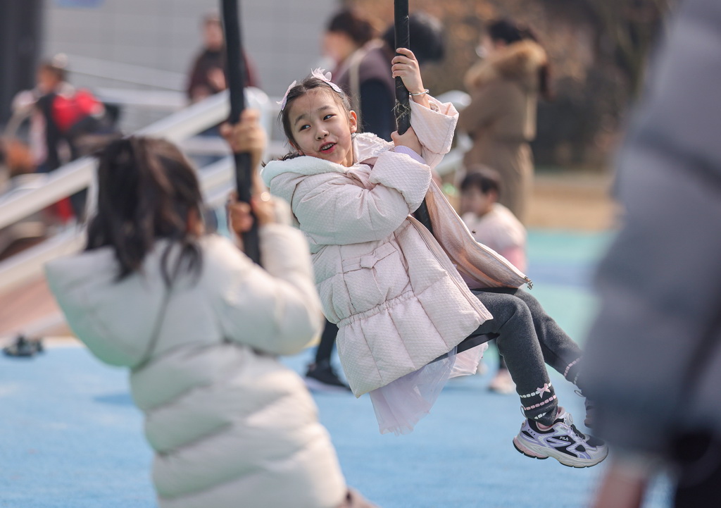 3月9日，市民在山東省榮成市桑干河植物園一處口袋公園游玩休閑。新華社發（李信君攝）