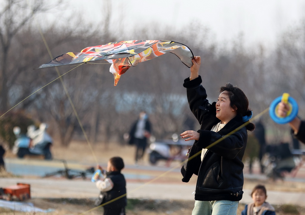 3月9日，人們在山東省臨沂市郯城縣市民休閑體育公園放風箏。新華社發（張春雷攝）