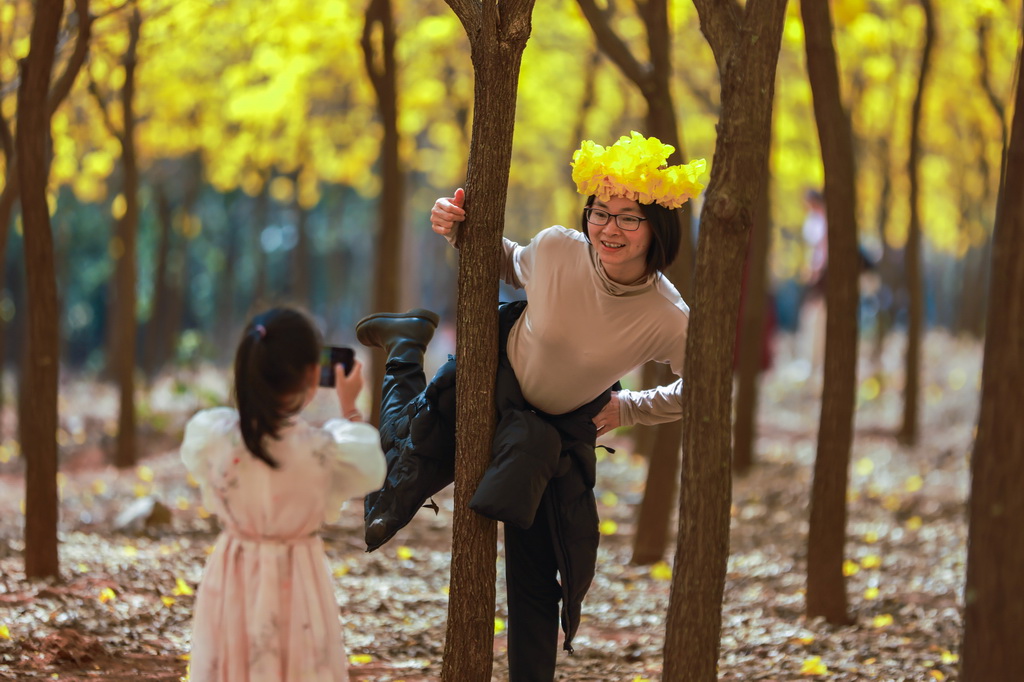 3月8日，在云南省紅河哈尼族彝族自治州開遠市羊街鄉，一名小女孩在為媽媽拍照。新華社發（陶家淇攝）