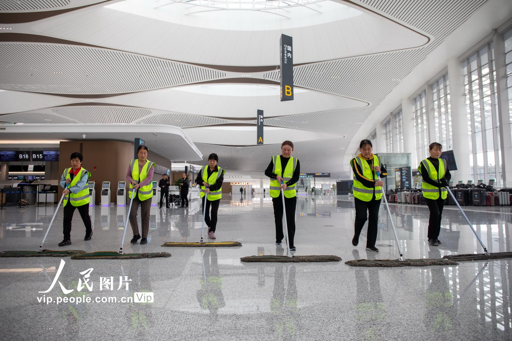 3月9日，工作人員對蘭州中川國際機場T3航站樓內部進行保潔。