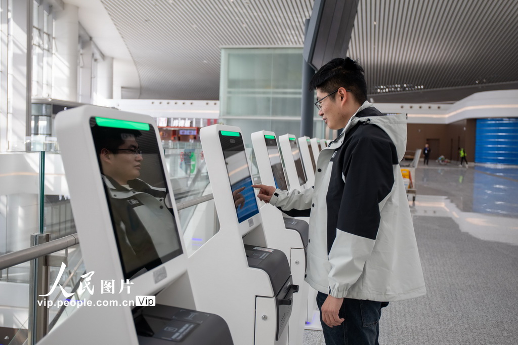 3月9日，工作人員對蘭州中川國際機場T3航站樓內部設備設施進行調試。