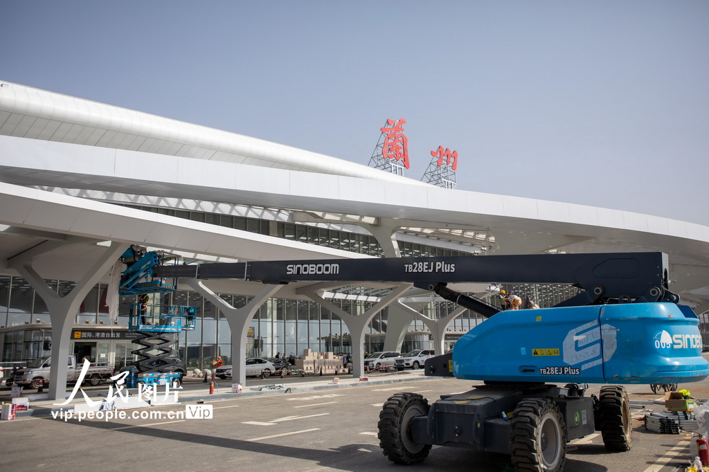 3月9日，工作人員對蘭州中川國際機場T3航站樓設備設施進行調試。