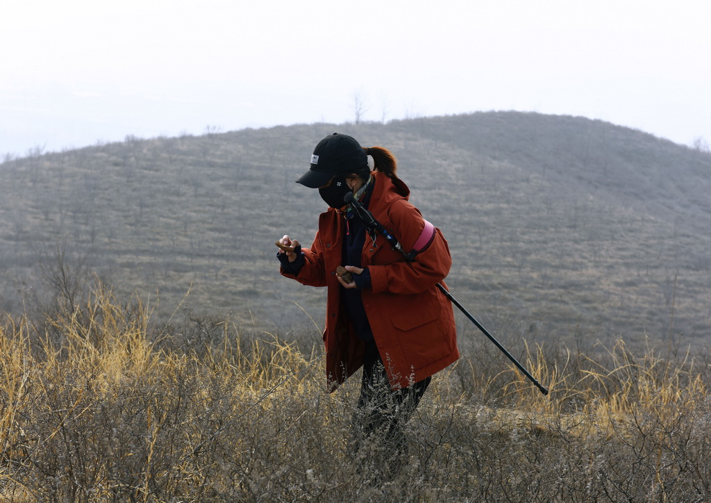 3月11日，在遼寧省朝陽市雙塔區，考古人員在調查紅山文化遺址。新華社記者 吳青昊 攝