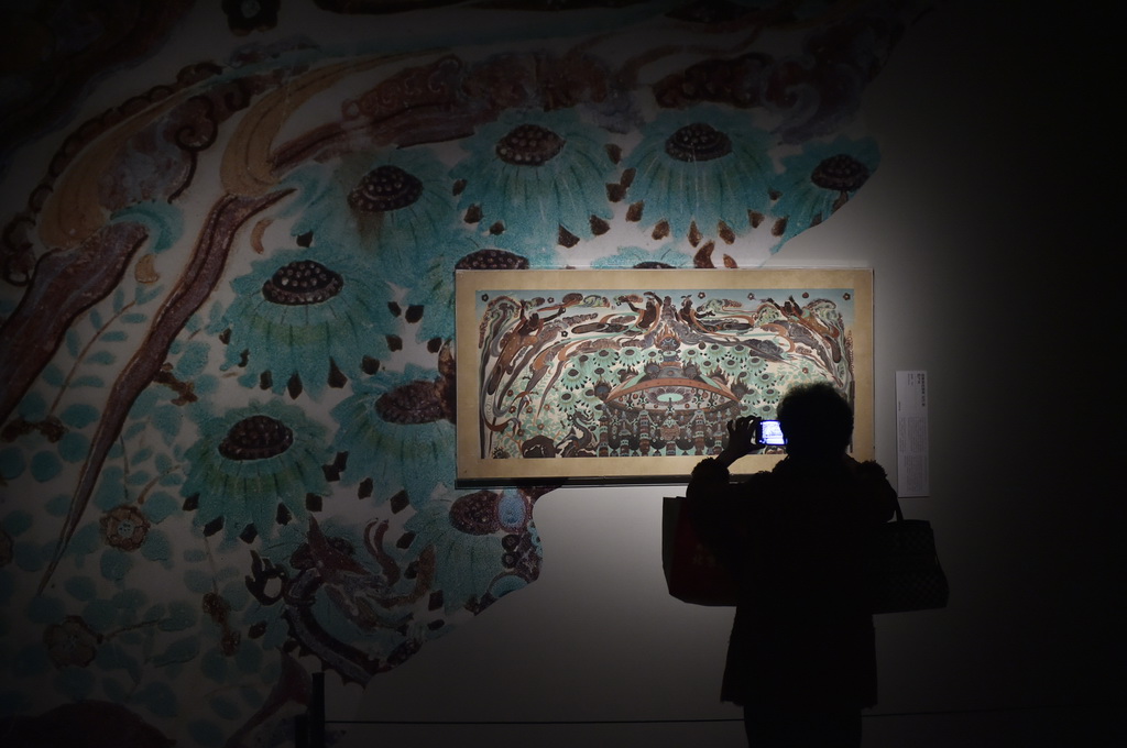 3月11日，參觀者在中國美術館參觀拍攝展出作品。