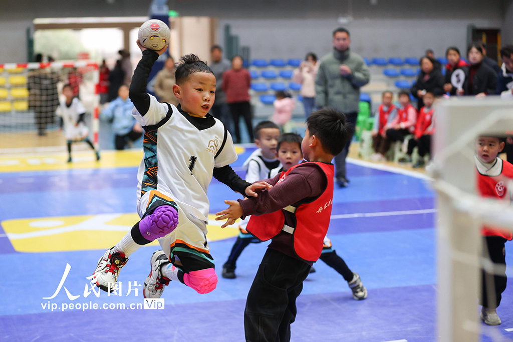 貴州丹寨：幼兒手球比賽激戰酣