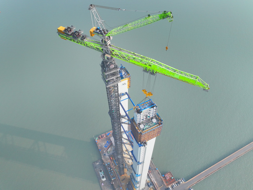 江蘇張靖皋長江大橋南航道橋南主塔突破200米