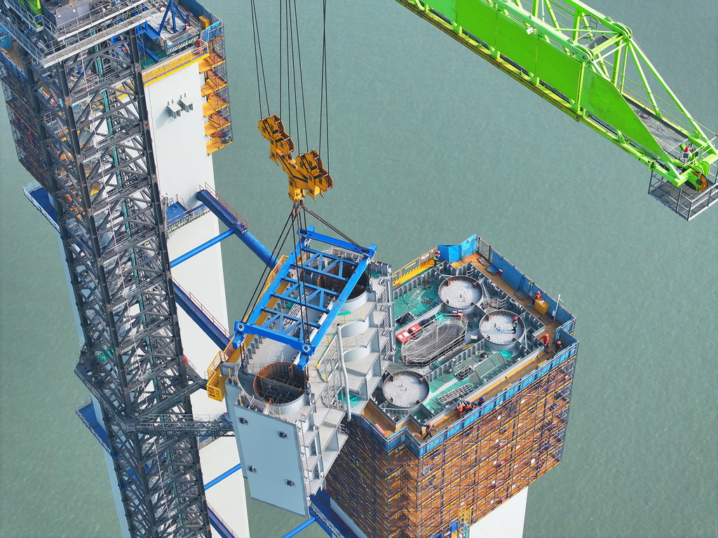 3月11日，中交二航局施工人員在張靖皋長江大橋南航道橋南主塔安裝第19個節段（無人機照片）。