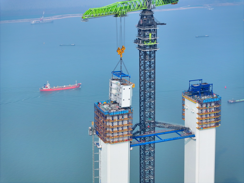 3月11日拍攝的張靖皋長江大橋南航道橋南主塔施工現場（無人機照片）。