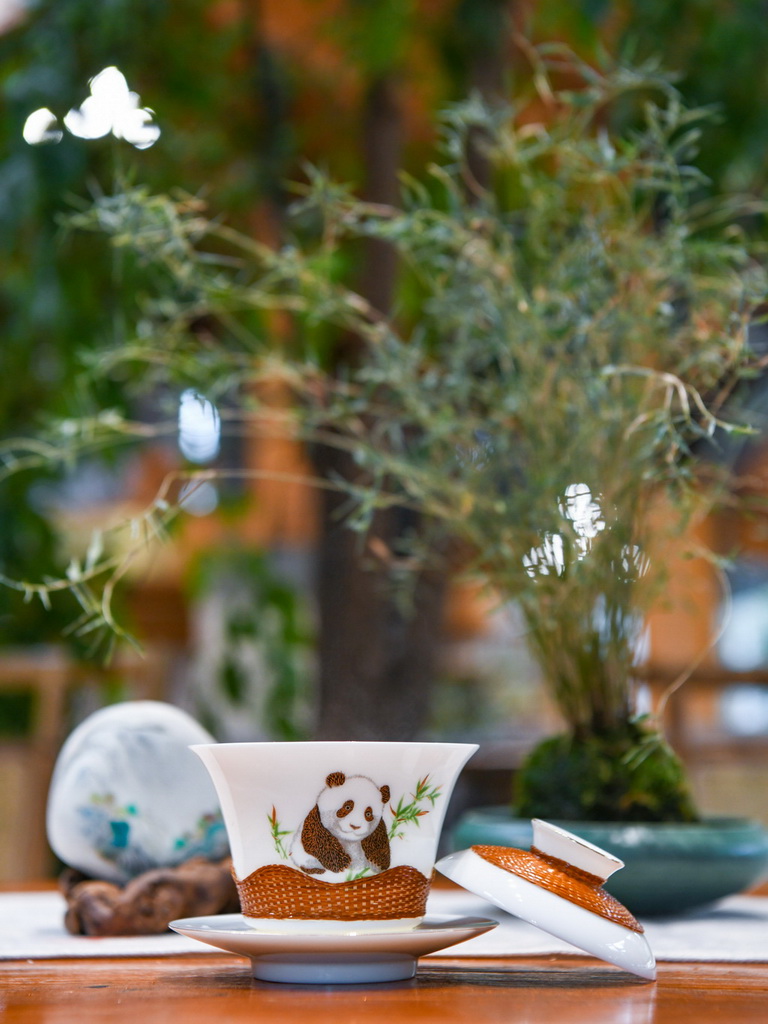 這是第二代“熊貓抱竹”蓋碗茶杯（3月6日攝）。新華社記者 王曦 攝