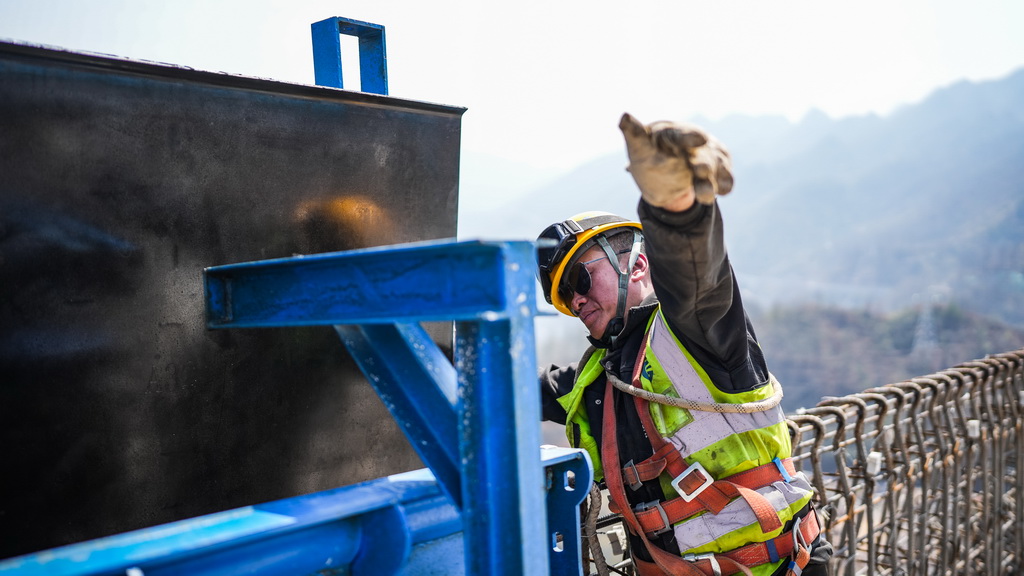 工人在六枝特大橋上施工（3月11日攝）。