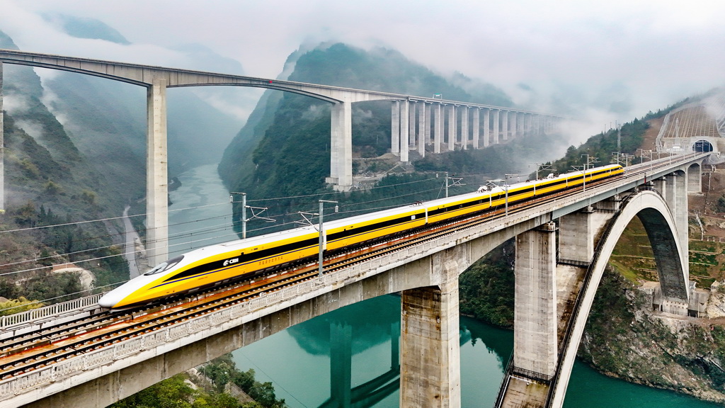 3月13日，高速綜合檢測列車行駛在渝廈高鐵重慶段（無人機照片）。新華社發（黃繼吉 攝）