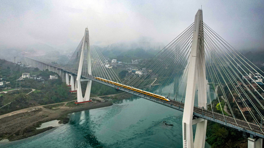 3月13日，高速綜合檢測列車行駛在渝廈高鐵重慶段（無人機照片）。新華社發（黃智凌 攝）
