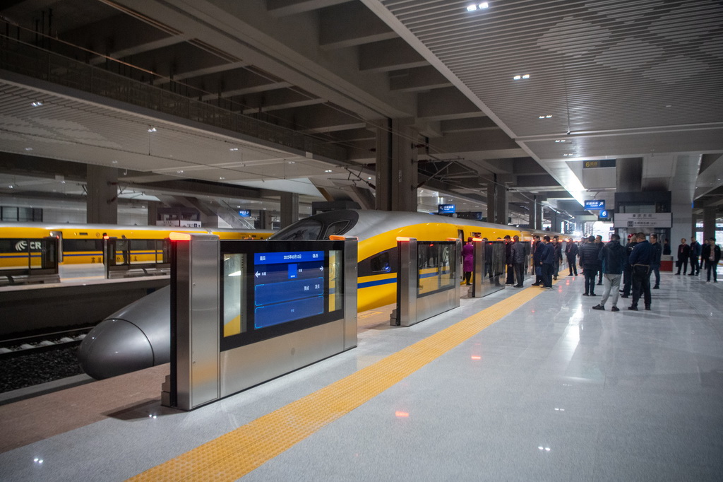 3月13日，高速綜合檢測列車在重慶東站等候發車。新華社記者 唐奕 攝