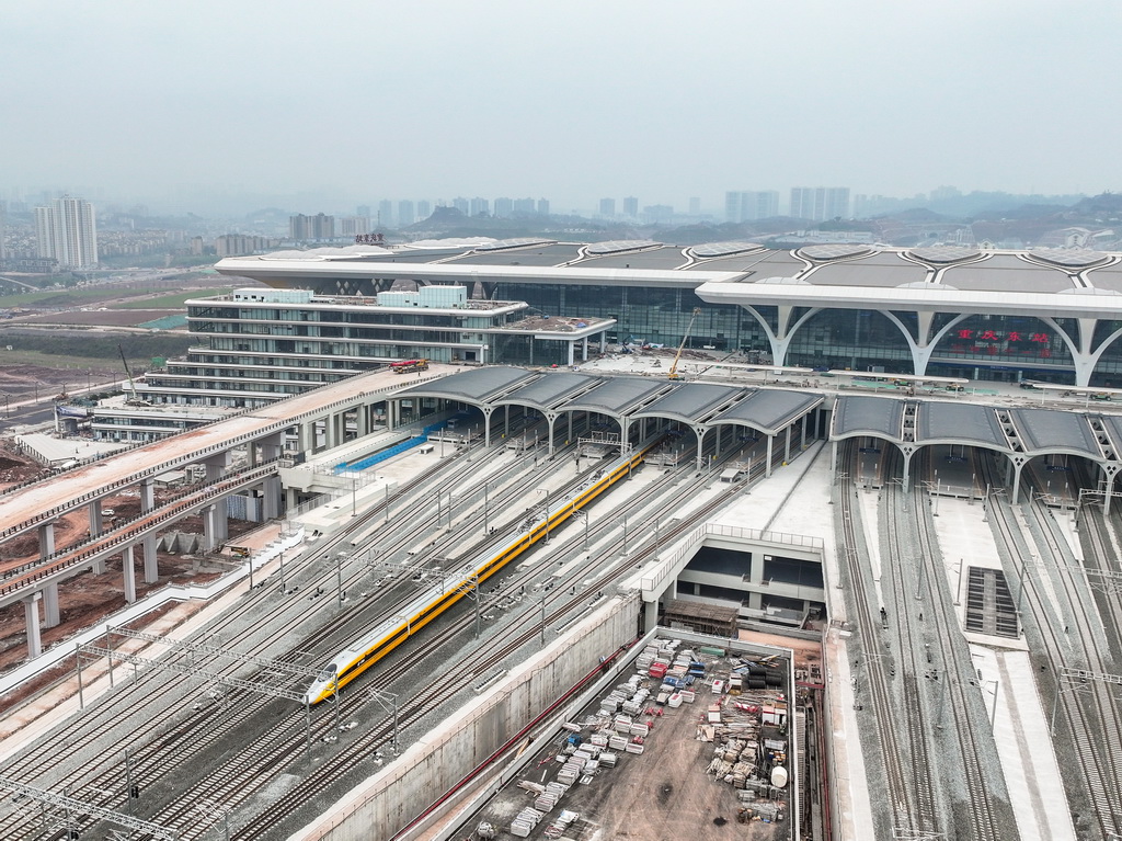 3月13日，高速綜合檢測列車到達重慶東站（無人機照片）。新華社記者 唐奕 攝