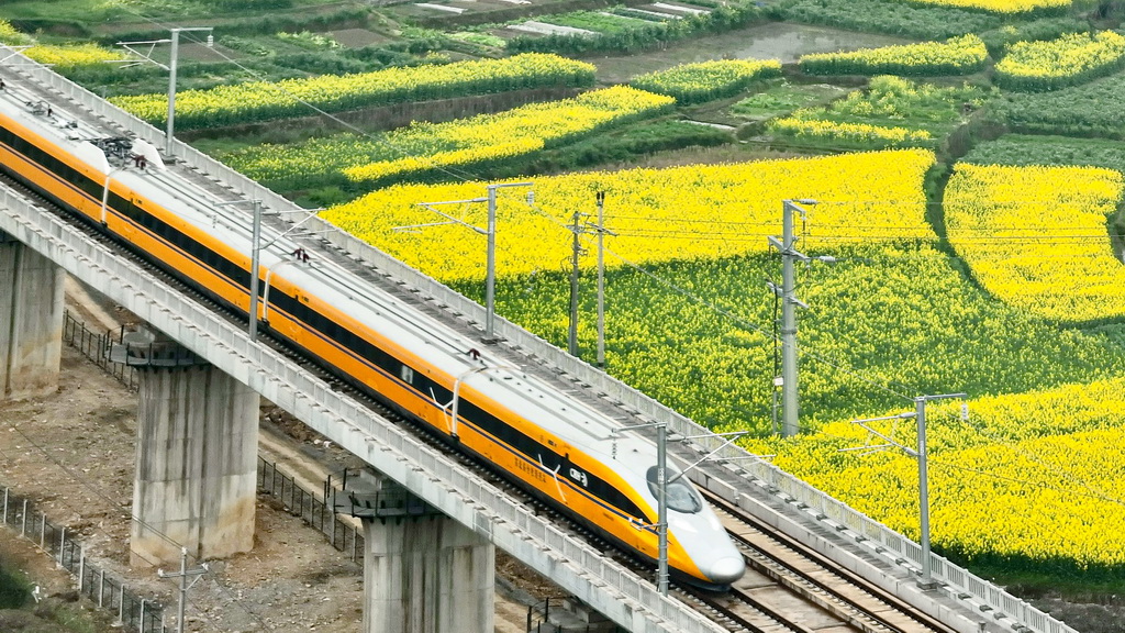 3月13日，高速綜合檢測列車行駛在渝廈高鐵重慶段（無人機照片）。新華社發（譚志鵬 攝）