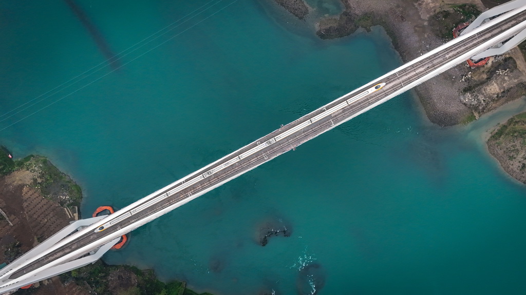 3月13日，高速綜合檢測列車行駛在渝廈高鐵重慶段（無人機照片）。新華社發（寧可 攝）