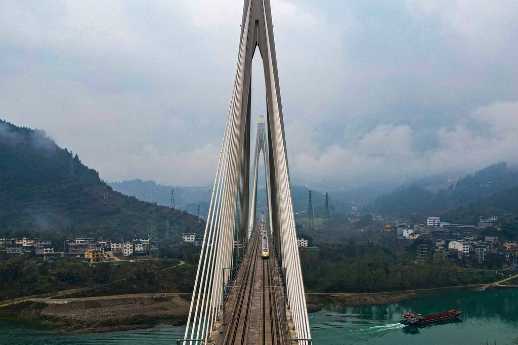 3月13日，高速綜合檢測列車行駛在渝廈高鐵重慶段（無人機照片）。新華社發（黃智凌 攝）