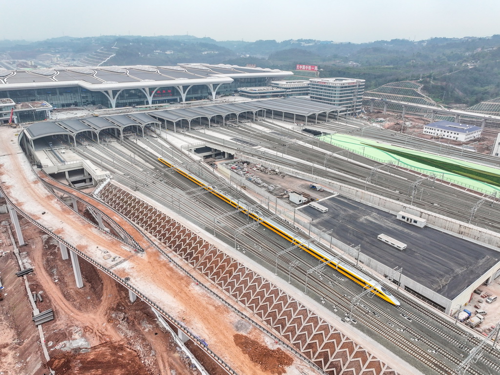 3月13日，高速綜合檢測列車從重慶東站駛出（無人機照片）。新華社記者 唐奕 攝