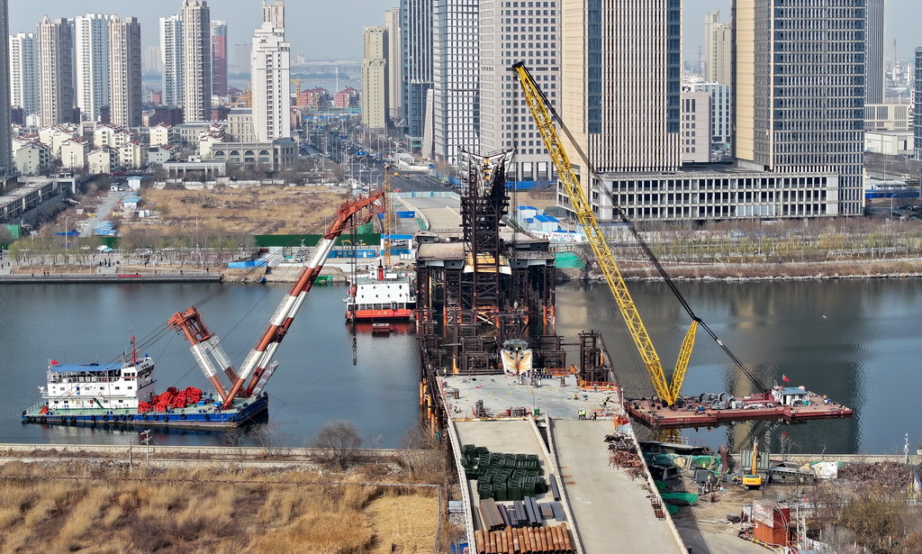 這是3月13日拍攝的位于天津市濱海新區的安陽橋施工現場（無人機照片）。