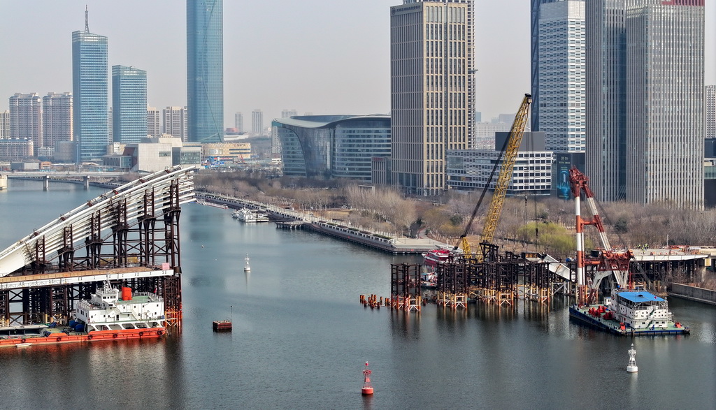 這是3月13日拍攝的位于天津市濱海新區的安陽橋施工現場（無人機照片）。