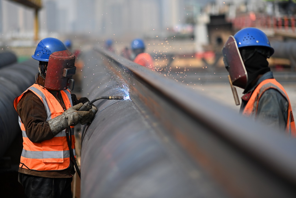 3月13日，工作人員在位于天津市濱海新區的于新橋施工現場焊接圍堰鋼管樁。