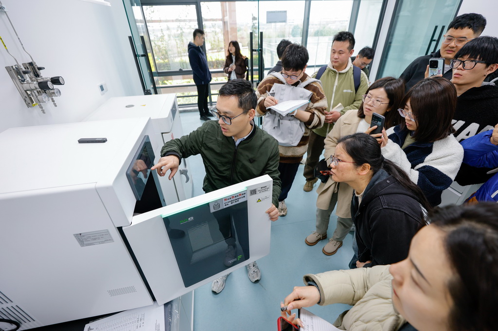 3月13日，在位于四川成都彭州市的中國南方蔬菜種業創新中心的植物營養實驗室，四川省農業科學院的研究生在參觀學習。