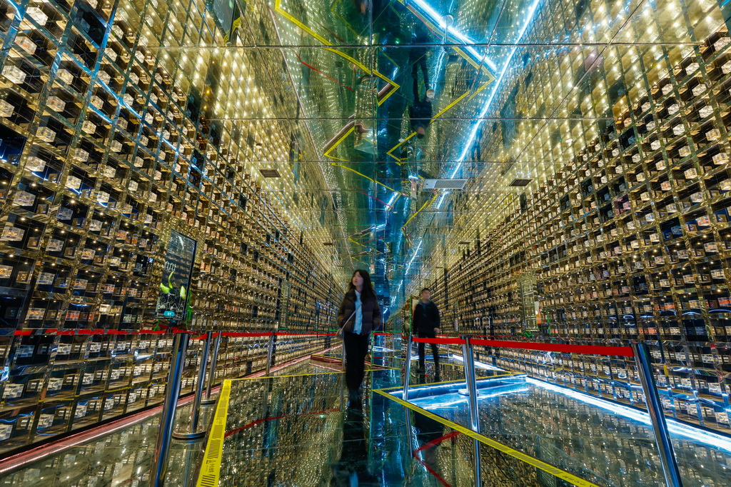 3月13日，在四川省成都彭州市，參觀者在“種子銀行”參觀。