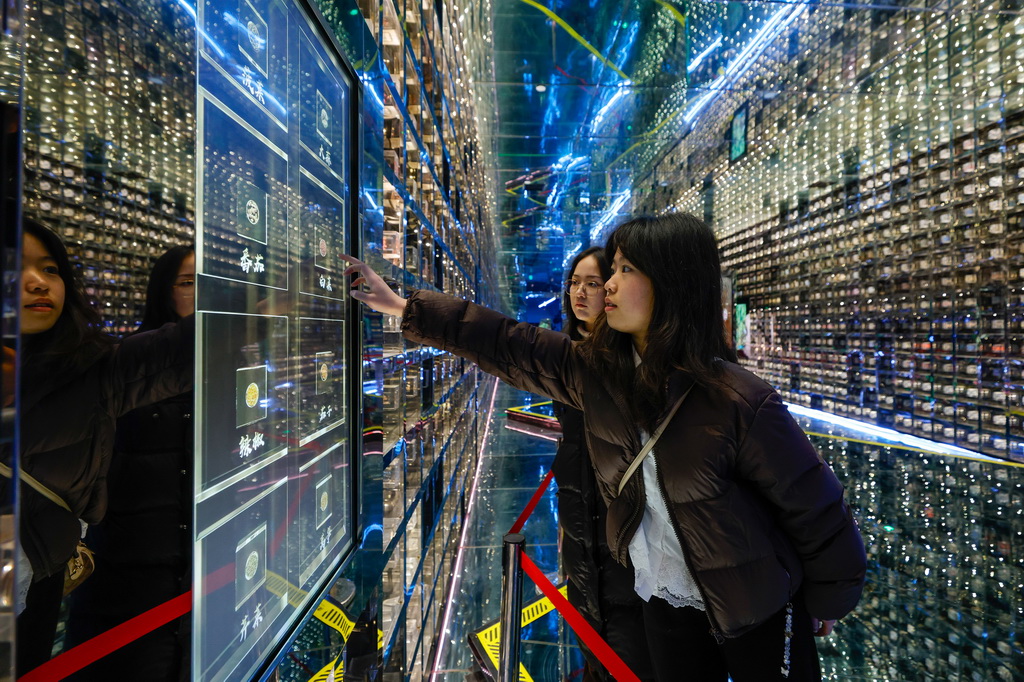 3月13日，在四川省成都彭州市，參觀者在“種子銀行”內借助互動屏幕了解蔬菜種子的知識。