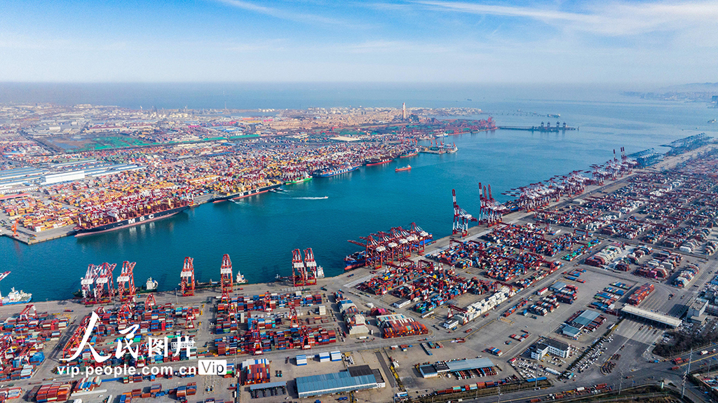 山東港口青島港：集裝箱裝卸作業忙