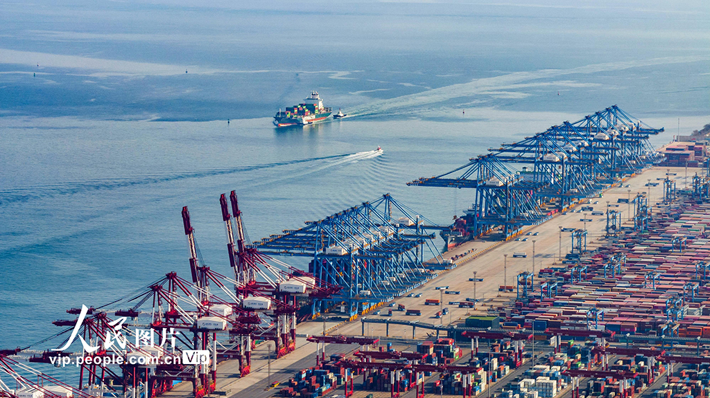 山東港口青島港：集裝箱裝卸作業忙【2】