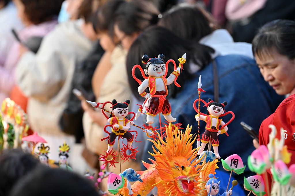 3月18日，在山西省嵐縣嵐城鎮，人們欣賞面塑作品。