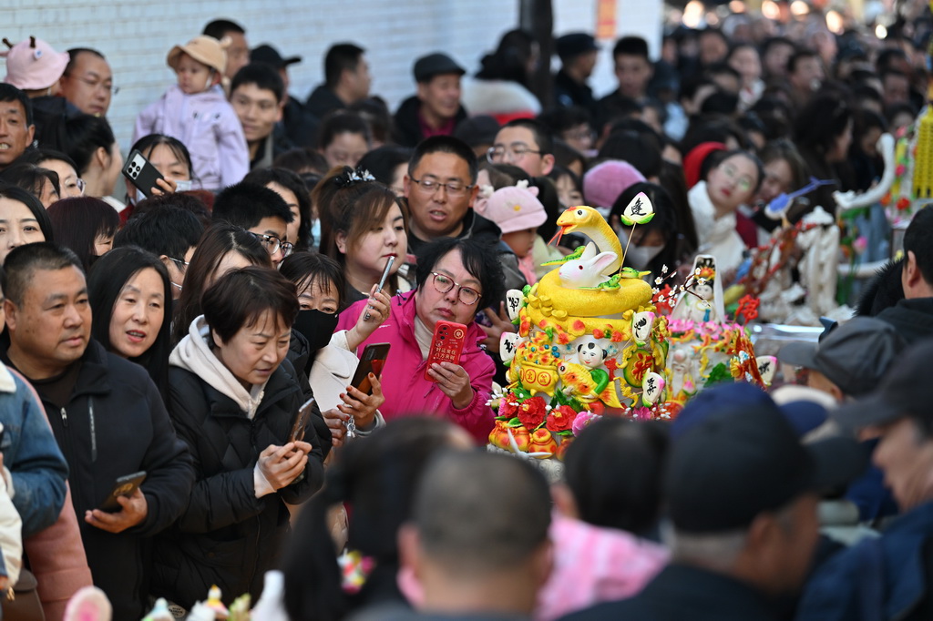 3月18日，在山西省嵐縣嵐城鎮，人們欣賞面塑作品。