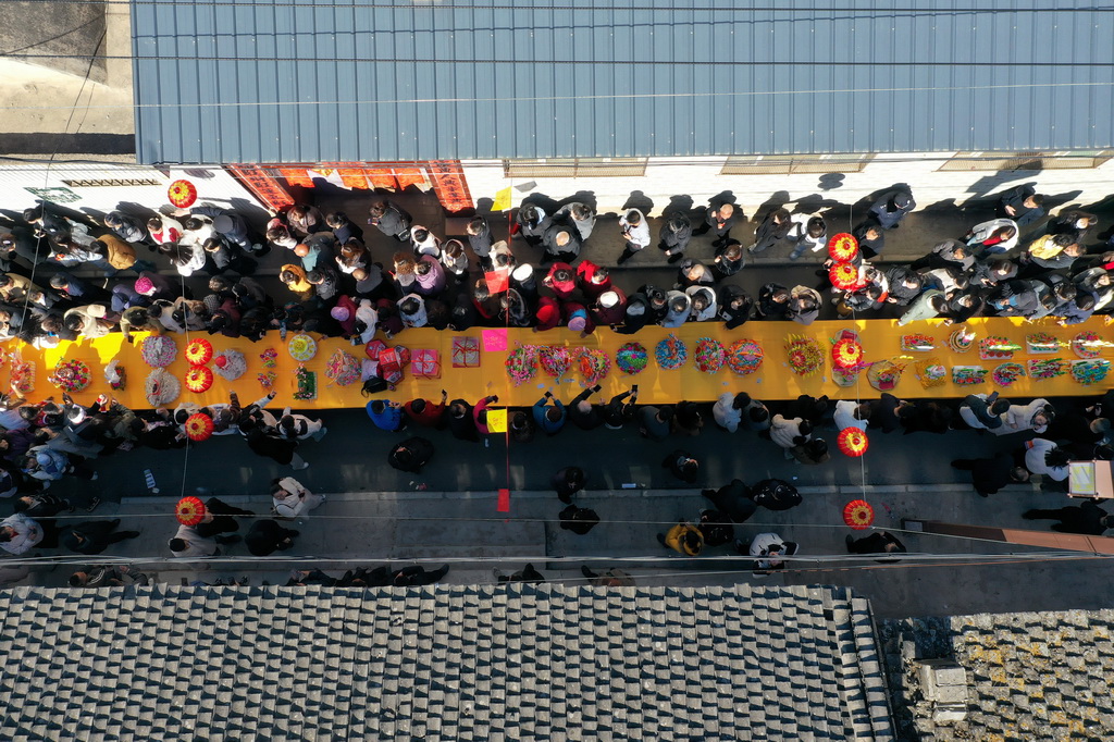 在山西省嵐縣嵐城鎮，人們欣賞面塑作品（3月18日攝，無人機照片）。