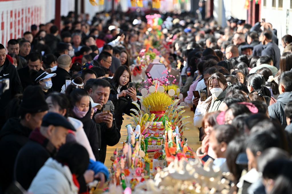 3月18日，在山西省嵐縣嵐城鎮，人們欣賞面塑作品。