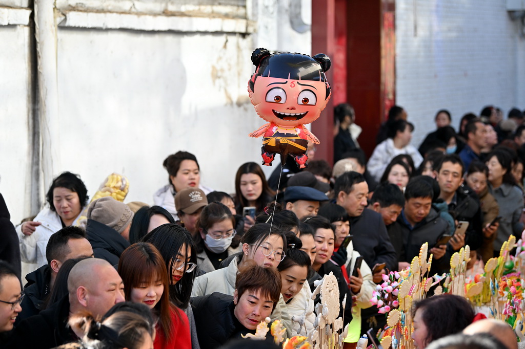 3月18日，在山西省嵐縣嵐城鎮，人們欣賞面塑作品。