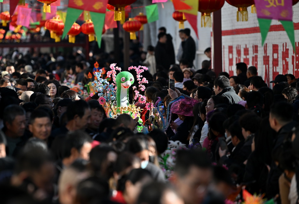 3月18日，在山西省嵐縣嵐城鎮，人們欣賞面塑作品。